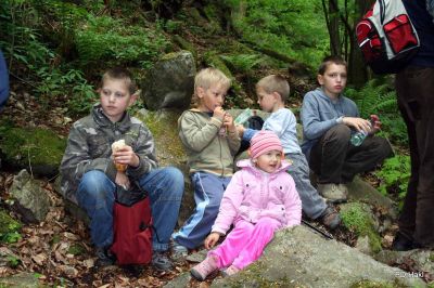 Tako so naši mladi planinci uživali ob slapu ter se zraven okrepčali.
V dveh urah smo dosegli zastavljeni cilj in čakala nas je samo še vrnitev do avtobusa in pot domov. Vsi smo bili prijetno utrujeni in hkrati obogateni s spoznanjem, da blizu naših krajev obstajajo tako čudoviti deli narave, kjer je vredno preživeti kakšno uro svojega prostega časa.Zahvalili bi se vsem, ki nam zaupate organizacijo pohodov in nam stojite ob strani ter nama vlivate voljo, da so pohodi in druženje res tisto, kar potrebujemo. 
